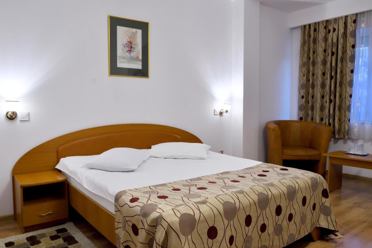 Hotel Select Tulcsa Kültér fotó