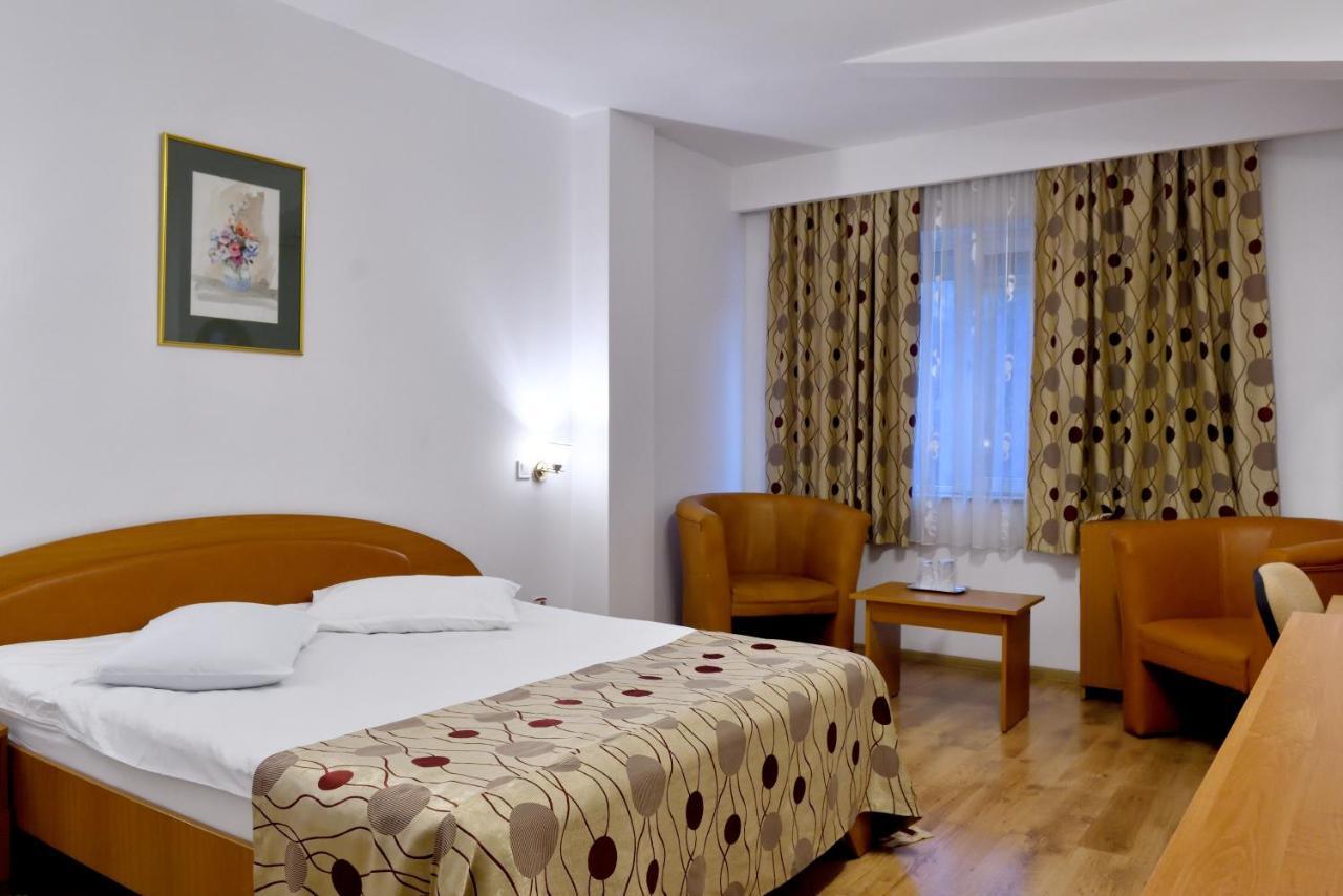 Hotel Select Tulcsa Kültér fotó