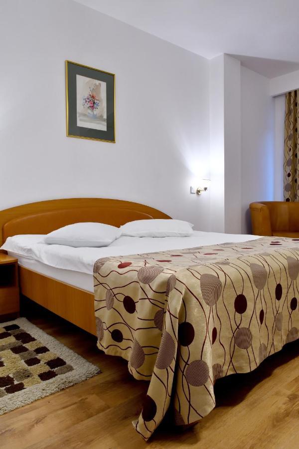 Hotel Select Tulcsa Kültér fotó