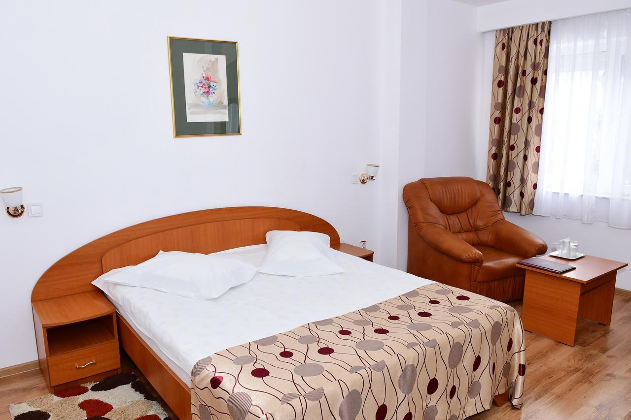 Hotel Select Tulcsa Kültér fotó